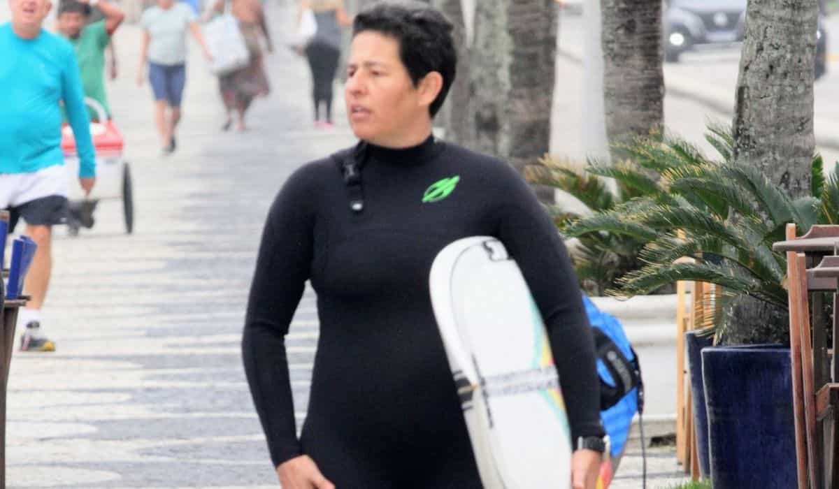 Após ser pedida em casamento por atriz, Adriane Bonato surfa no Rio