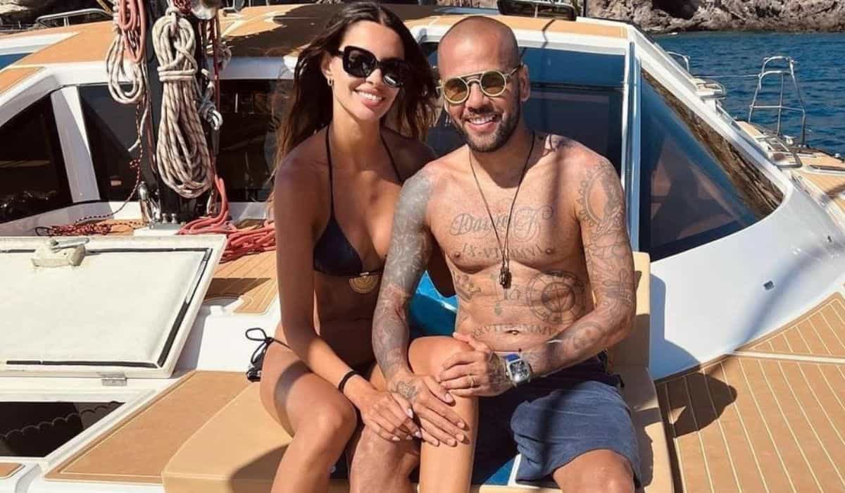 Daniel Alves curte passeio de barco com a mulher: 'recarregando energias'