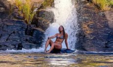 Sofia Starling curte banho de cachoeira: 'chakras equilibrados'