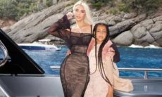 Kim Kardashian curte passeio de barco ao lado da filha mais velha