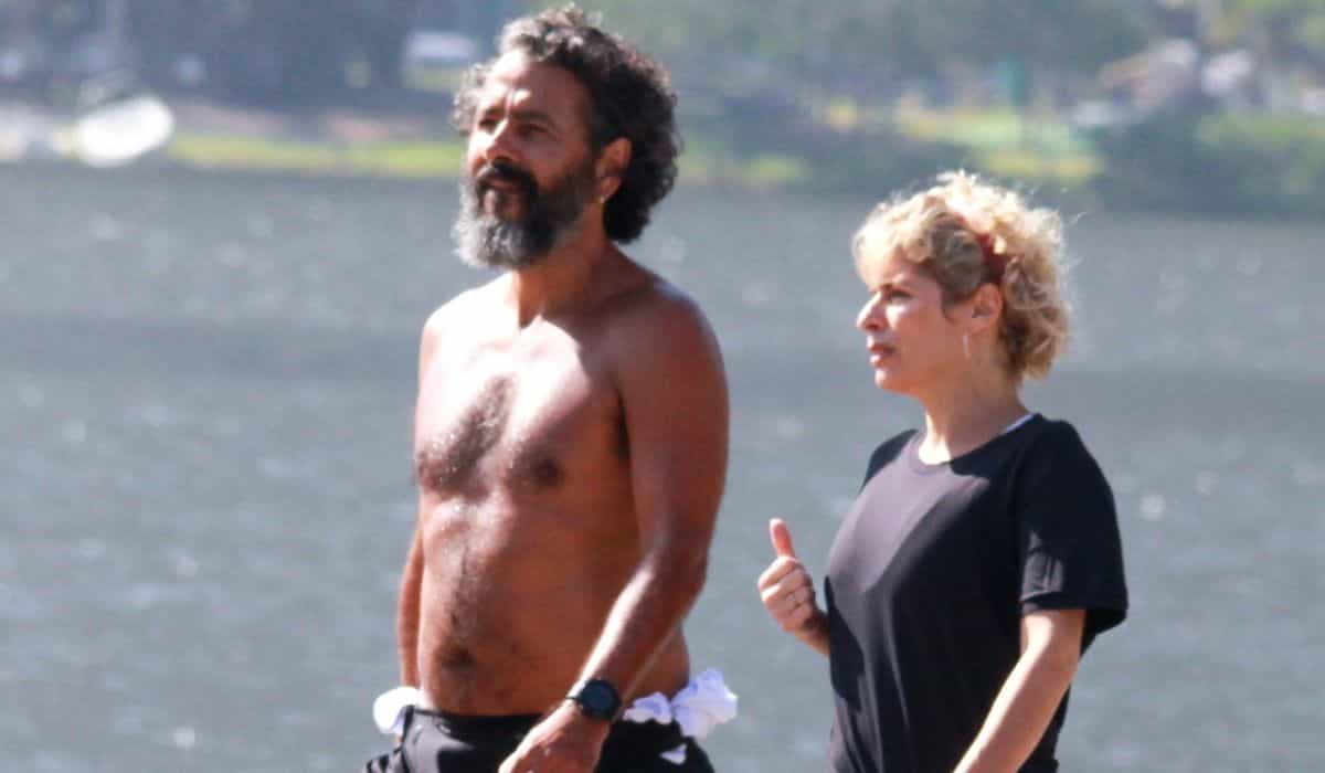 Marcos Palmeira faz caminhada com esposa na Lagoa Rodrigo de Freitas