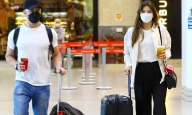 Camila Queiroz e Klebber Toledo são flagrados em aeroporto do Rio