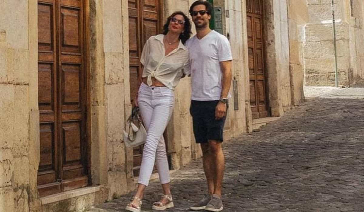 Luciana Gimenez posa com namorado em viagem romântica por Portugal