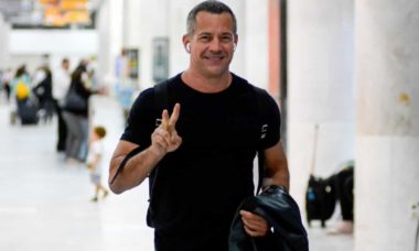 Malvino Salvador é flagrado desembarcando em aeroporto do Rio