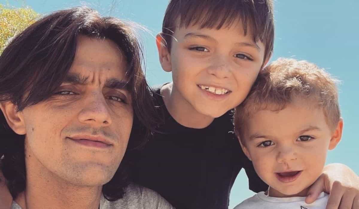 Felipe Simas posa ao lado dos filhos: 'merecem nosso tempo, sem pressa'