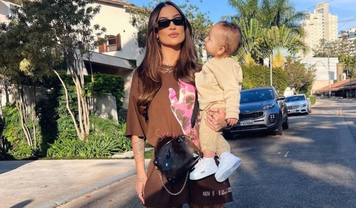 Bianca Andrade posa com o filho usando look avaliado em R$ 33,2 mil