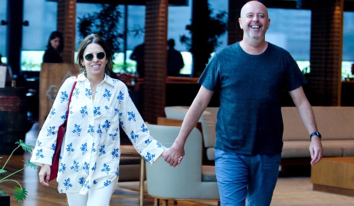Alex Escobar curte passeio em shopping da Barra da Tijuca com esposa