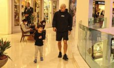 Filipe Ret passeia com o filho por shopping do Rio de Janeiro