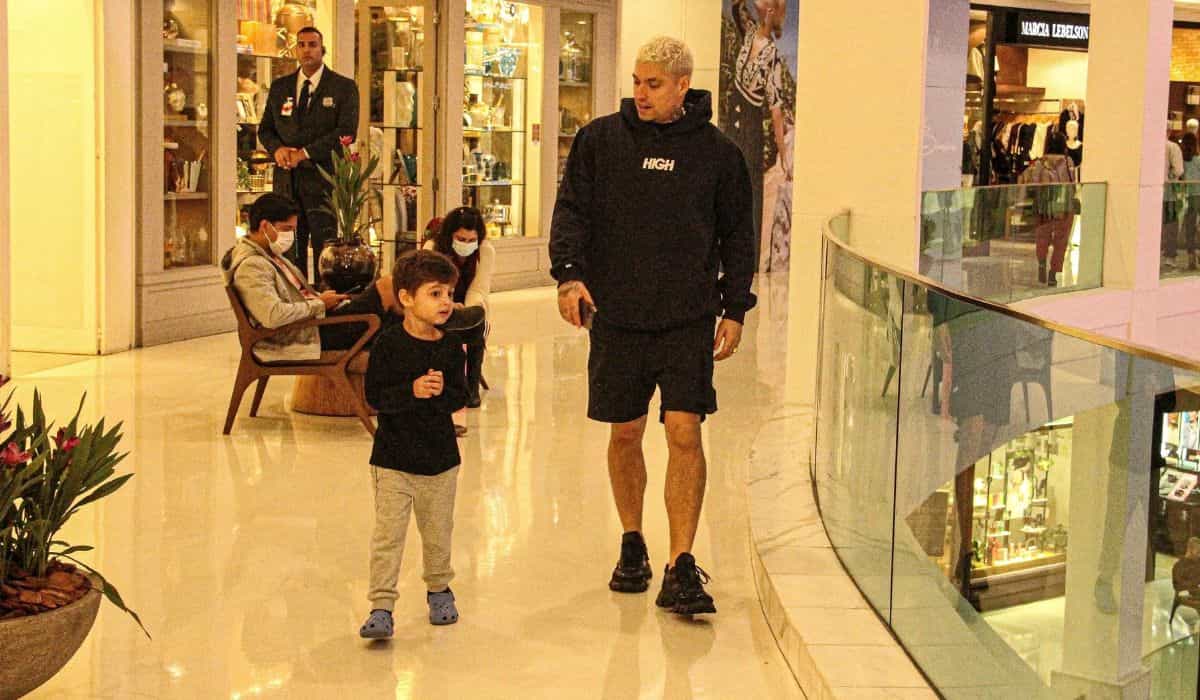 Filipe Ret passeia com o filho por shopping do Rio de Janeiro