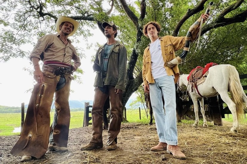 José Loreto posa com Irandhir Santos e Jesuíta Barbosa nos bastidores de 'Pantanal'