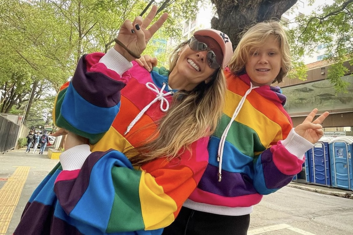 Adriane Galisteu leva filho a parada LGBTQIA+: "Amor é a única revolução verdadeira"