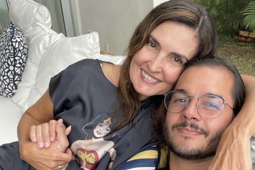 Túlio Gadêlha comemora 55 meses com Fátima Bernardes e nega crise no relacionamento