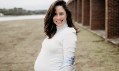 Fernanda Vasconcellos exibe barrigão de nove meses de gravidez