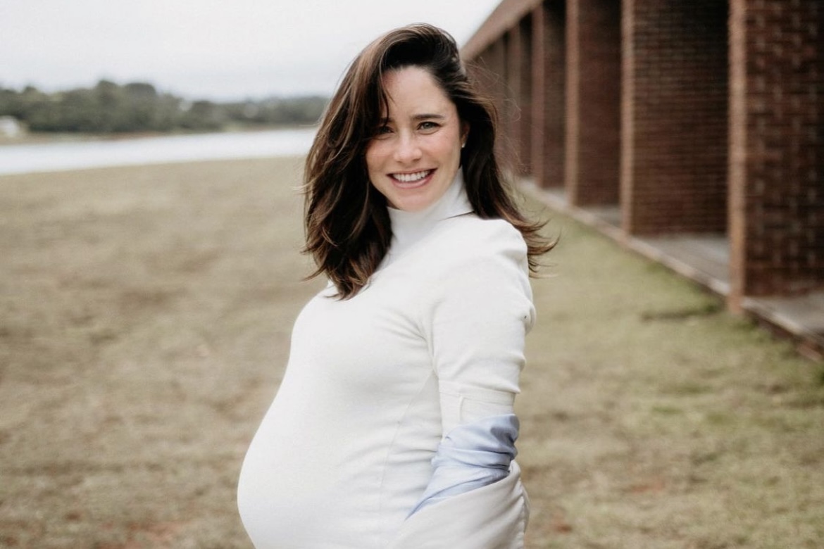 Fernanda Vasconcellos exibe barrigão de nove meses de gravidez