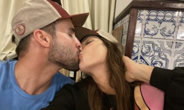Em Portugal, Ivete Sangalo posta beijão no marido e se declara
