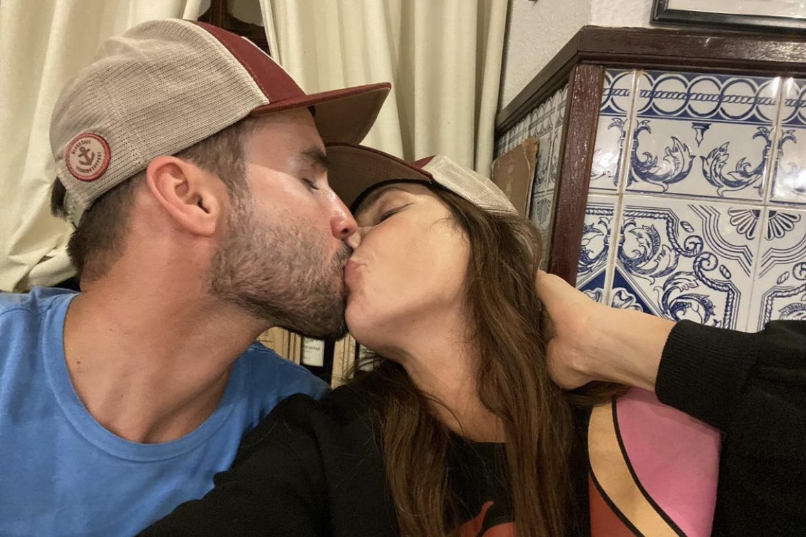 Em Portugal, Ivete Sangalo posta beijão no marido e se declara