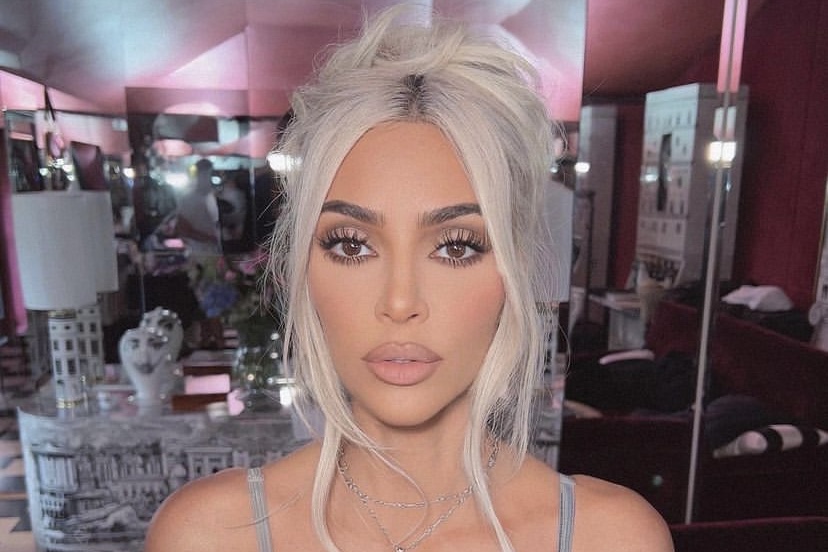 Kim Kardashian polemiza ao revelar que comeria cocô para parecer mais jovem