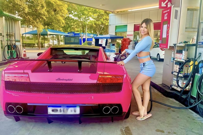Melody posa ao lado de carro de R$ 1,5 milhão e reclama do preço da gasolina: "Assalto"