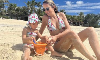 Ticiane Pinheiro curte dia de praia com a filha no Ceará