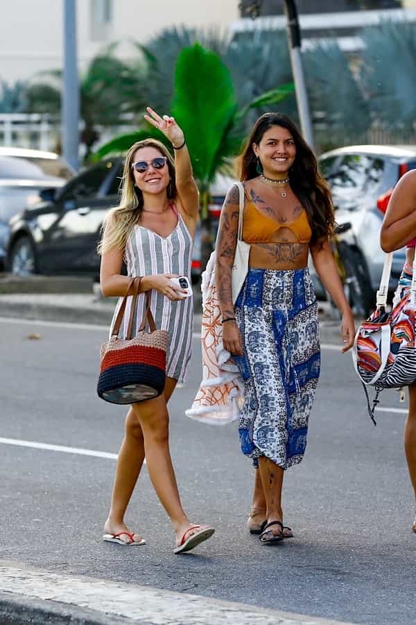 Carol Portaluppi passeia com amiga em orla na praia do Rio (Foto: Victor Chapetta / AgNews)