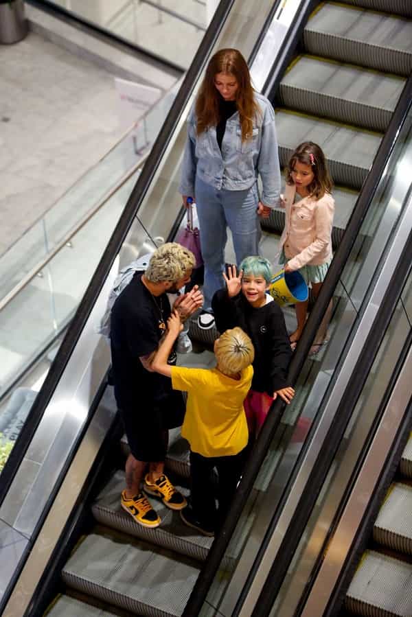 Pedro Scooby curte passeio em shopping com Cintia Dicker e os filhos (Foto: Edson Aipim/AgNews)