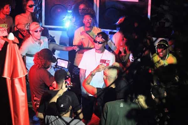 Rapper Orochi dança com bailarinas ao gravar novo clipe no Vidigal (Foto: Daniel Delmiro / AgNews)