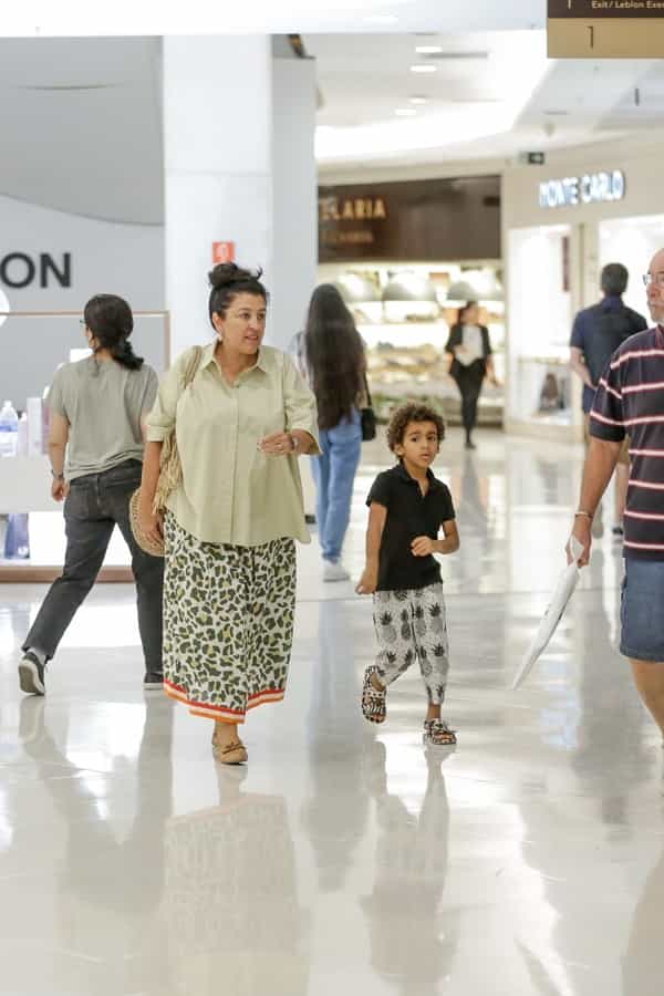 Regina Casé curte passeio em shopping do Rio de Janeiro com o neto (Foto: Victor Chapetta / AgNews)