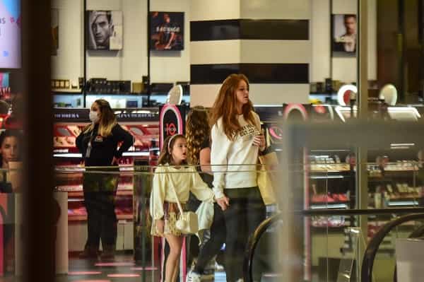 Grávida, Cintia Dicker faz compras com a enteada em shopping de SP (Foto: Leo Franco / AgNews)