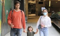 Tatá Werneck passeia com Rafael Vitti e filha em shopping do Rio