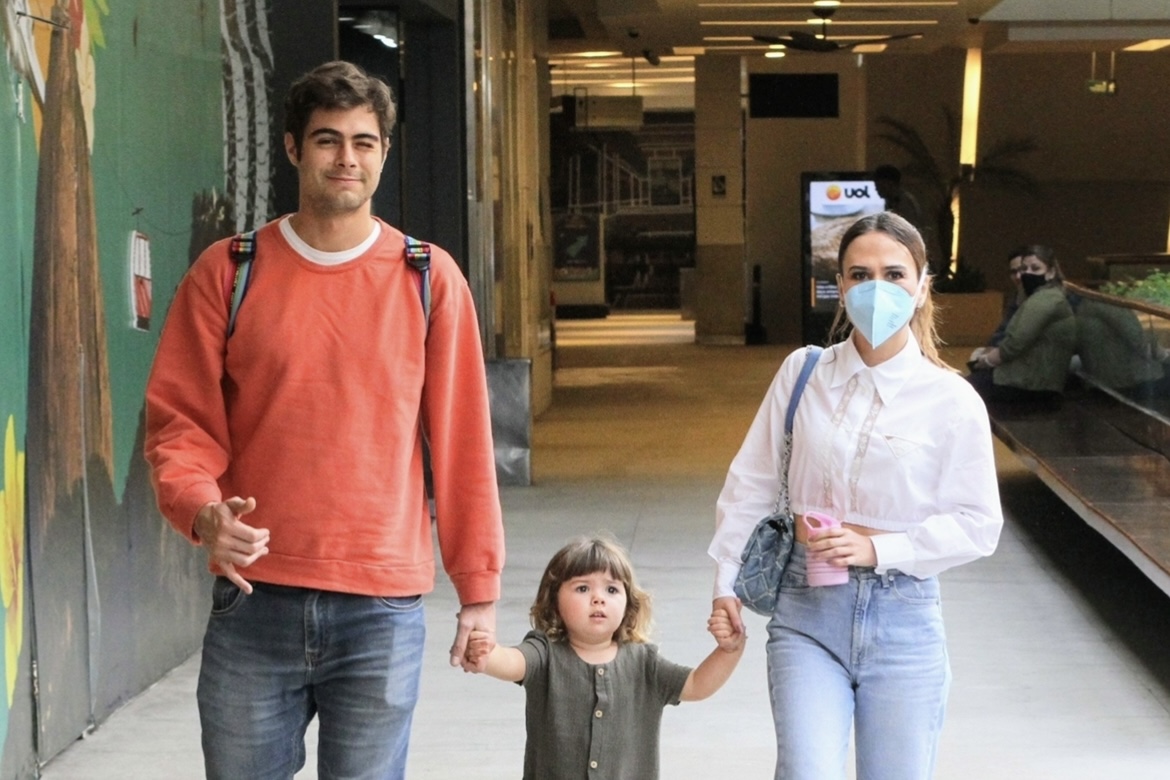 Tatá Werneck passeia com Rafael Vitti e filha em shopping do Rio