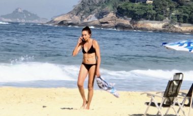 Ex-jogadora de vôlei Isabel Salgado curte dia de praia no Rio