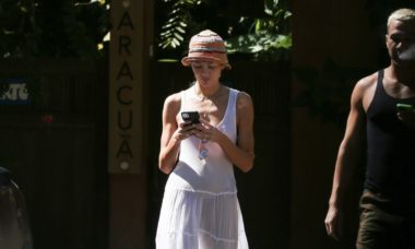 Candice Swanepoel curte passeio em Trancoso