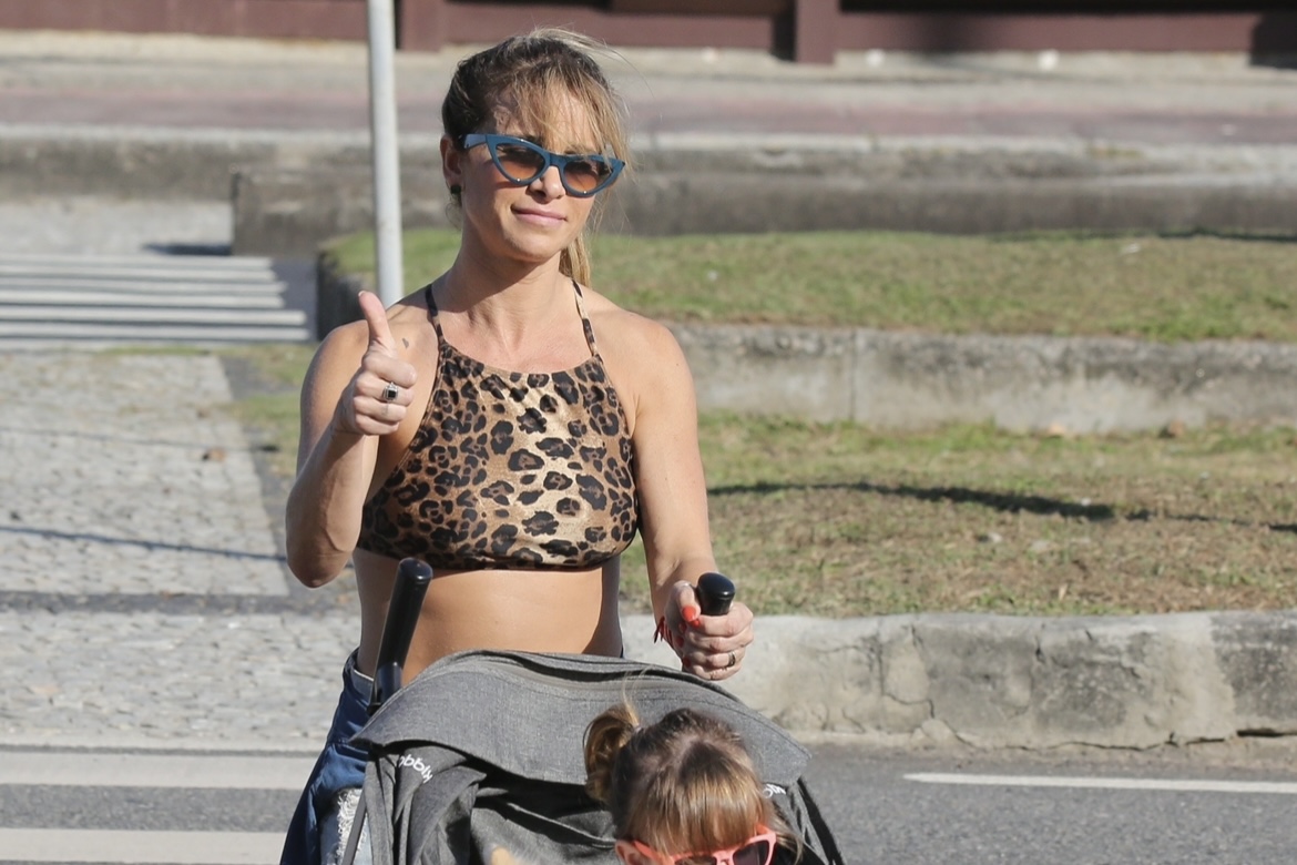 Dany Bananinha curte dia de sol com a filha em praia do Rio