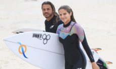 Isabella Santoni e namorado curtem dia de surfe em praia do Rio