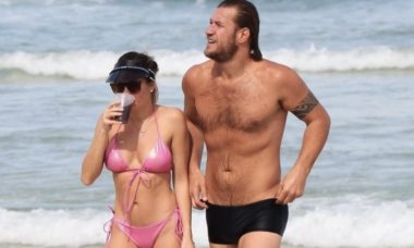 Diego Alemão curte dia de praia com a namorada na Barra da Tijuca