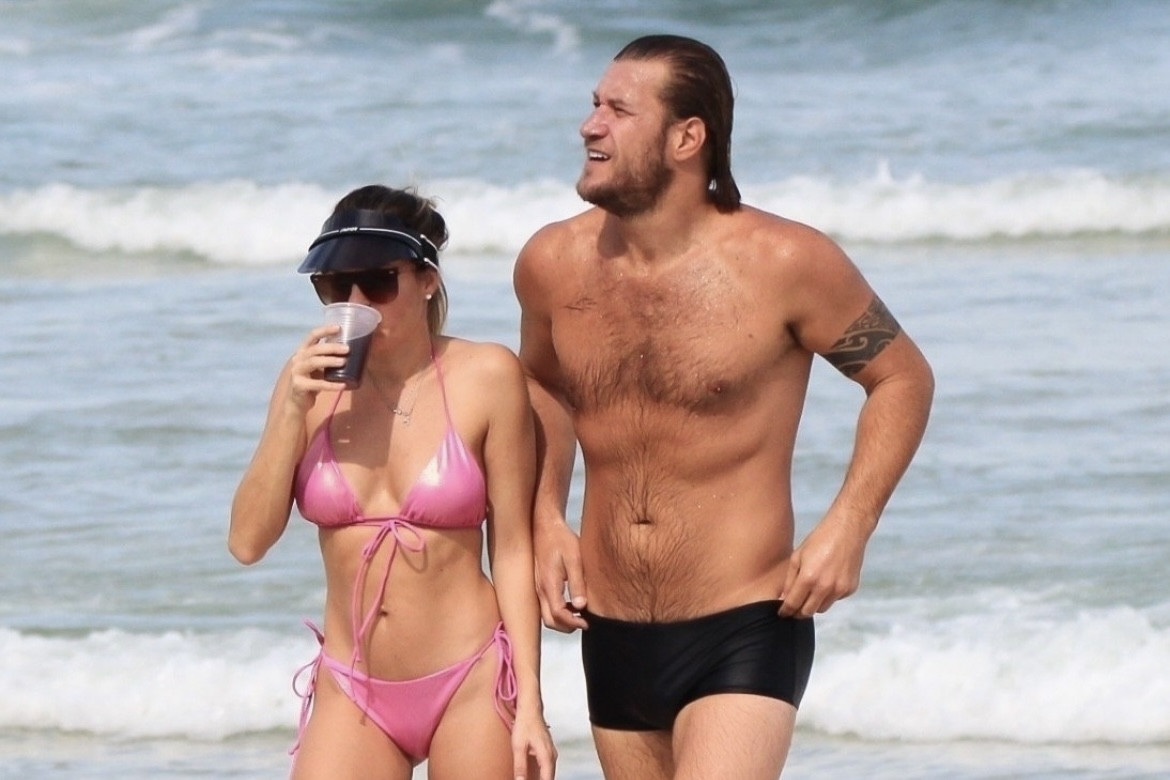 Diego Alemão curte dia de praia com a namorada na Barra da Tijuca