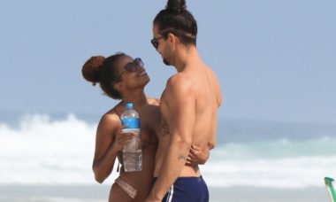 Jeniffer Nascimento e marido, Jean Amorim, curtem dia de praia no Rio