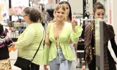 Isabella Santoni curte passeio em shopping do Rio com amigas