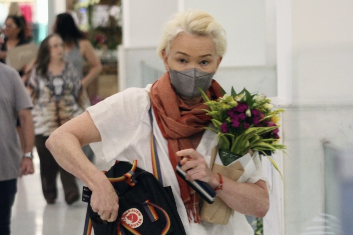 Júlia Lemmertz compra flores durante passeio em shopping do Rio