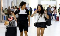 Nivea Stelmann recebe filho com Mário Frias em aeroporto do Rio
