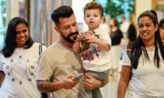 Dennis DJ surge com filho caçula em shopping do Rio de Janeiro