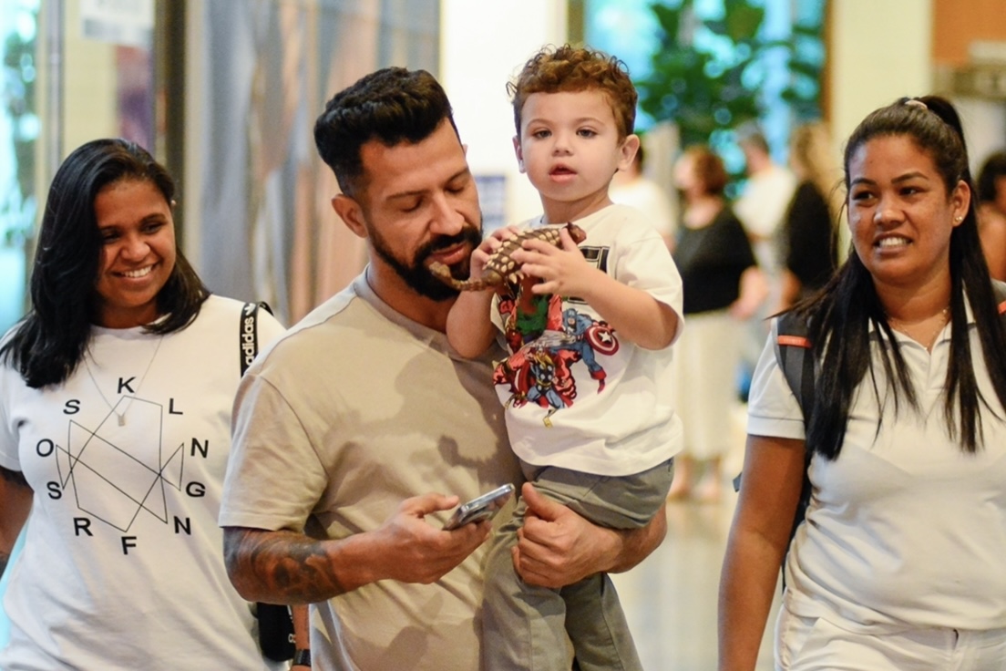Dennis DJ surge com filho caçula em shopping do Rio de Janeiro