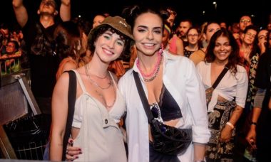 Laryssa Ayres e namorada curtem festival LGBTQIA+ no Rio