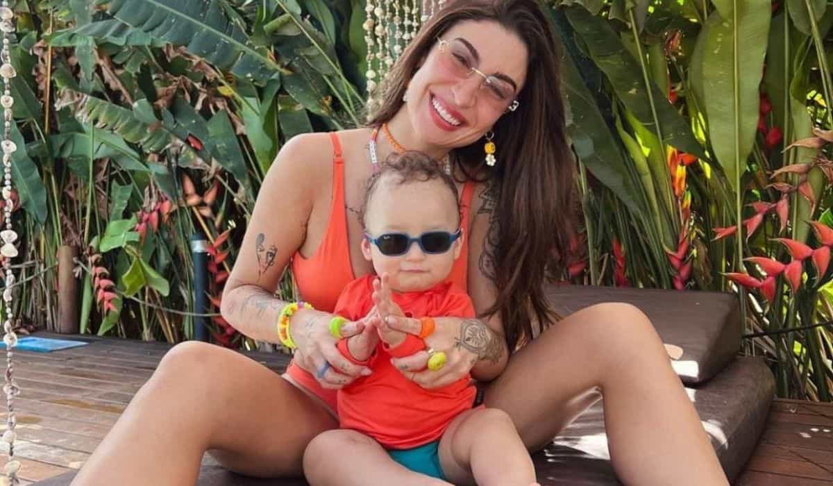 Bianca Andrade posa com o filho em Noronha: 'amo ser sua mãe'