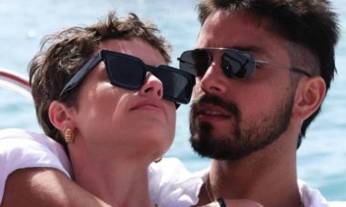 Agatha Moreira e Rodrigo Simas curtem passeio de barco na Espanha
