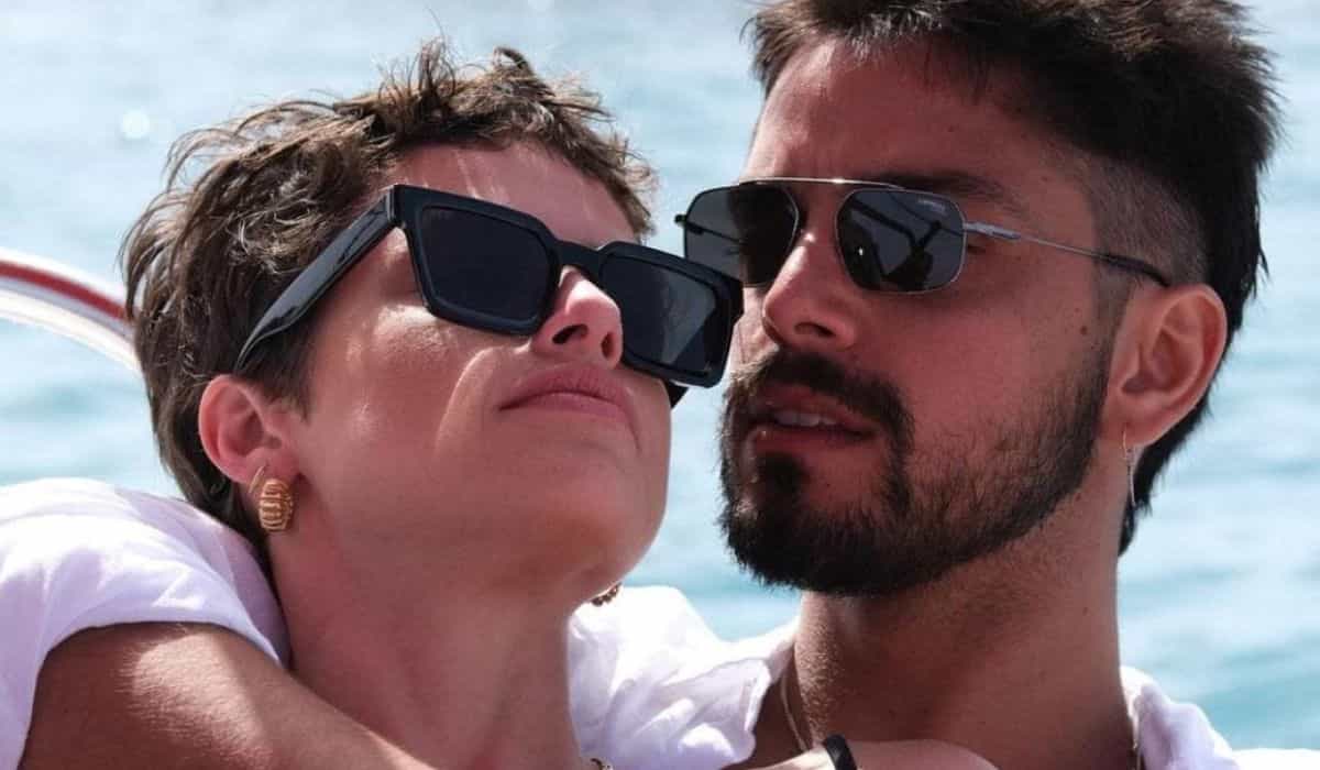 Agatha Moreira e Rodrigo Simas curtem passeio de barco na Espanha