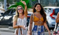 Carol Portaluppi passeia com amiga em orla na praia do Rio