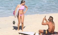 Isabella Santoni surfa e curte praia com o namorado, Caio Vaz