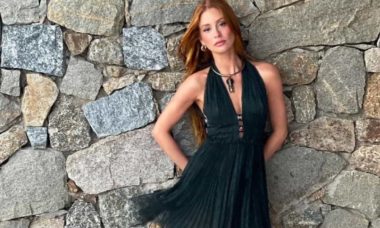 Marina Ruy Barbosa posa de vestido preto durante viagem na Grécia