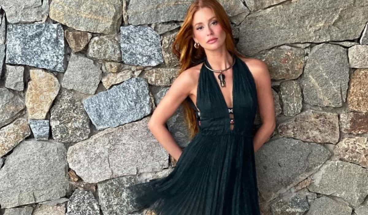 Marina Ruy Barbosa posa de vestido preto durante viagem na Grécia